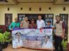 Penyerahan bantuan logistik dari Pemerintah Kabupaten Banjar kepada masyarakat terdampak banjir, di wilayah Kecamatan Astambul, Kamis (16/3/2023). (Foto: Kominfo Kabupaten Banjar/Koranbanjar.net)
