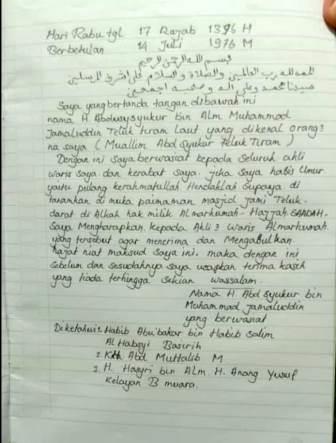 Surat wasiat tulisan tangan Mualim KH Abdus Syukur minta berkubur di Alkah Masjid Jami. Jumat (28/4/2022). (foto: koranbanjar.net)