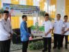 Bupati Hulu Sungai Selatan, Achmad Fikry menyerahkan bantuan dana hibah kepada KORMI HSS, Rabu (5/4/2023). (Foto: Kominfo Hulu Sungai Selatan/Koranbanjar.net)