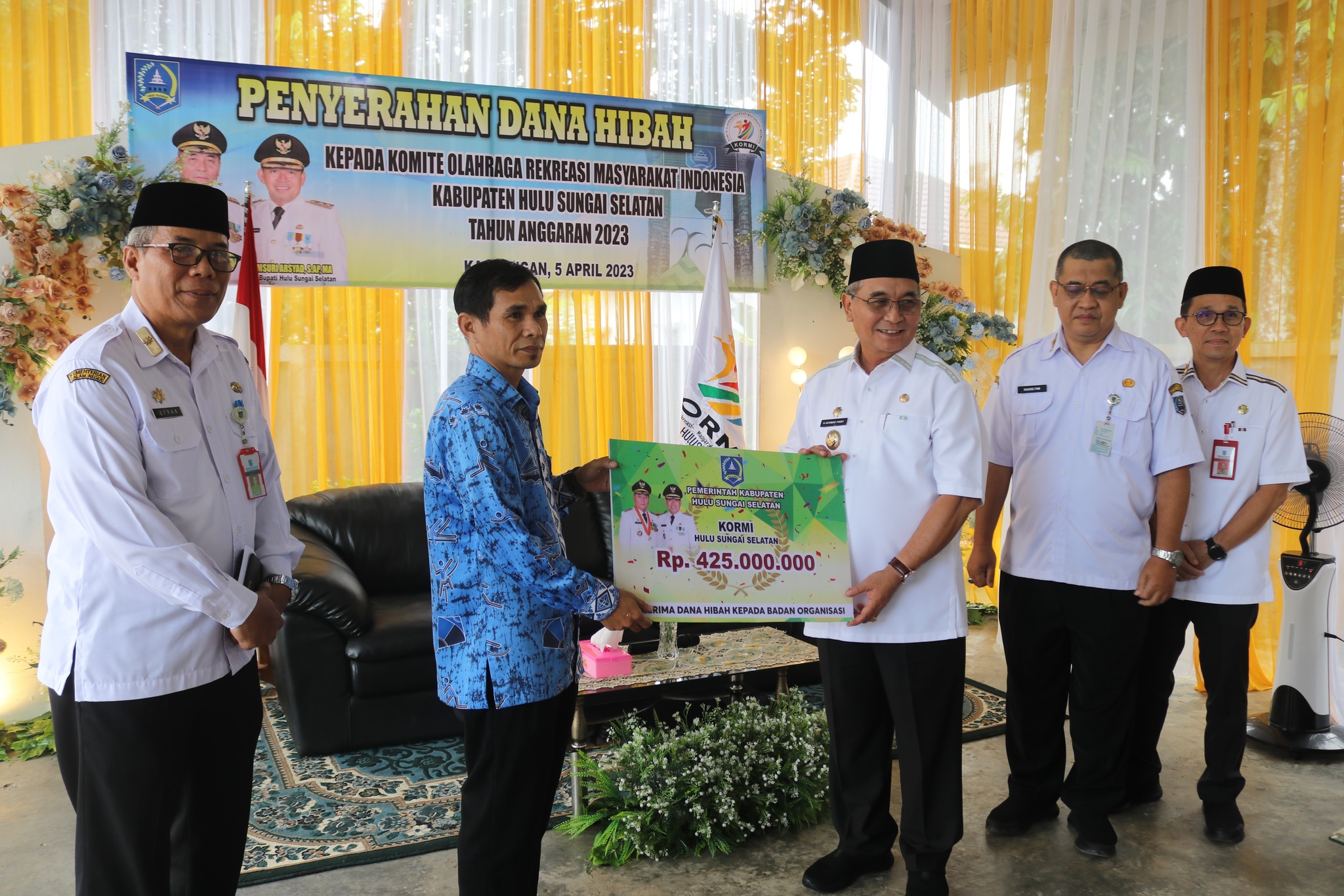 Bupati Hulu Sungai Selatan, Achmad Fikry menyerahkan bantuan dana hibah kepada KORMI HSS, Rabu (5/4/2023). (Foto: Kominfo Hulu Sungai Selatan/Koranbanjar.net)