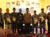 Bupati Hulu Sungai Selatan, H Achmad Fikry menyerahkan bantuan beras kepada Petani gagal panen, di Desa Malinau Kecamatan Loksado. (Foto: Kominfo Hulu Sungai Selatan/Koranbanjar.net)