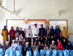 Pemprov Kalsel Berikan Bantuan Paket Sembako kepada Anak Yatim dan Duafa