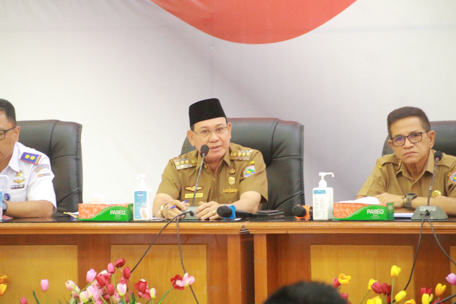 Bupati Kotabaru, H Sayed Jafar melaksanakan Rapat Koordinasi tentang Program TJSLP/CSR terkait transportasi udara di Kabupaten Kotabaru, Senin (3/4/2023). (Foto: Kominfo Kotabaru/Koranbanjar.net)