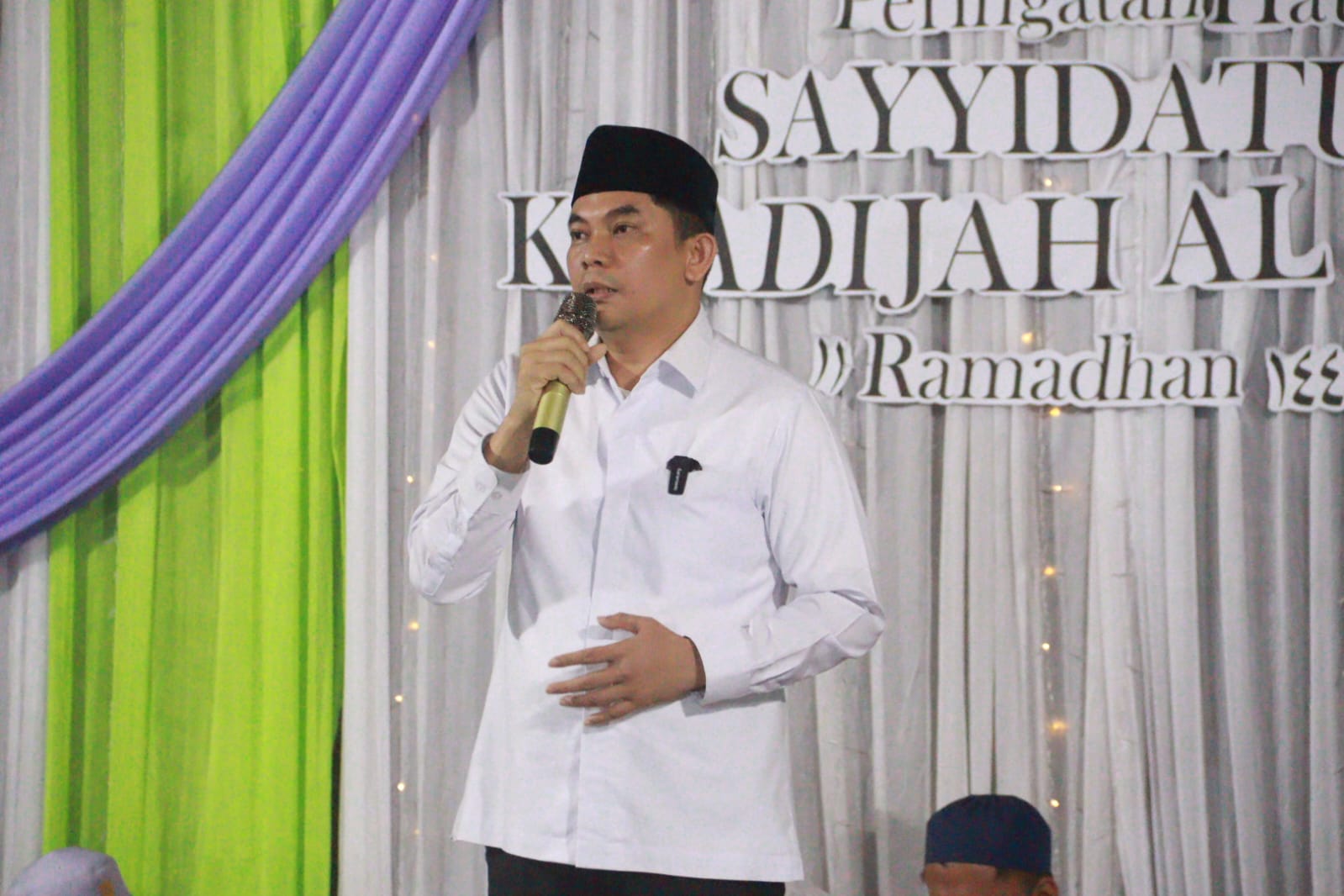 Wakil Bupati Kortabaru, Andi Rudi Latif menghadiri haul akbar Sayyidah Khadijah Al Qubro, di Desa Sampanahan Kecamatan Sampanahan, Kabupaten Kotabaru, Sabtu (1/4/2023). (Foto: Kominfo Kotabaru/Koranbanjar.net)