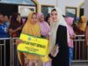 Salah satu warga menerima secara simbolis bantuan paket sembako dari Bupati Kotabaru. (Foto: Kominfo Kotabaru/Koranbanjar.net)