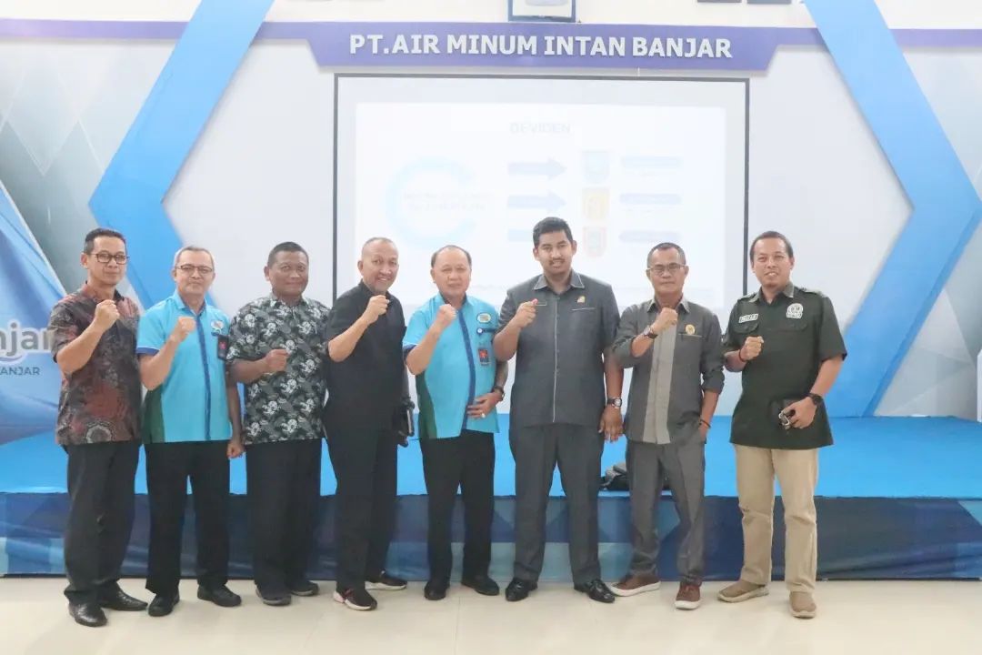 Ketua DPRD Kota Banjarbaru, Fadliansyah bersama Komisi II DPRD Kota Banjarbaru, dan Direktur Utama PT Air Minum Intan Banjar Syaiful Anwar saat kunjungan lapangan terkait penyertaan modal. (Foto: Humas PTAM Intan Banjar/Koranbanjar.net)