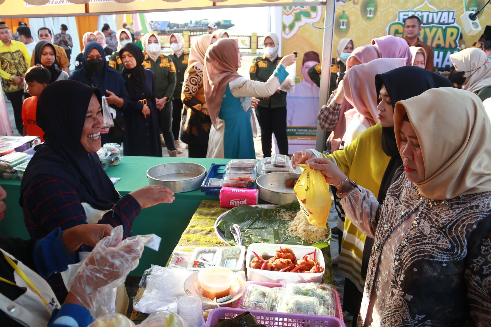 Para warga di Kabupaten Kotabaru sangat antusias menyambut Festival Gebyar Ramadan 2023, di Siring Laut, Kotabaru. (Foto: Kominfo Kotabaru/Koranbanjar.net)