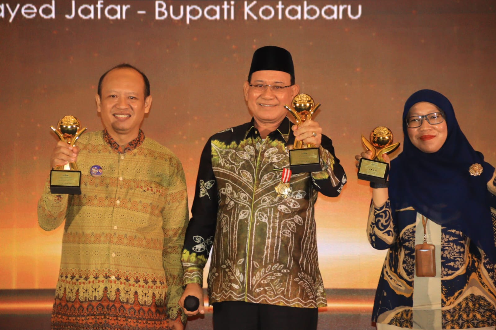 Bupati Kotabaru, H Sayed Jafar (tengah) meraih penghargaan TOP Pembina BUMD di ajang TOP BUMD Award 2023. (Foto: Kominfo Kotabaru/Koranbanjar.net)