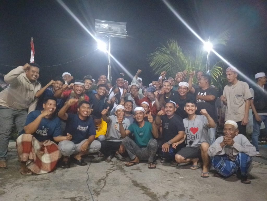 Antusias warga Desa Thaibah Raya, Kecamatan Tatah Makmur, Kabupaten Banjar saat sahur bersama Gubernur Kalsel, Paman Birin, Rabu (5/4/2023) dinihari. (Foto: Adpim Setdaprov Kalsel/Koranbanjar.net)
