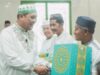 Wali Kota Banjarbaru Aditya Mufti Ariffin serahkan dana bantuan ibadah kepada masyarakat. (Sumber Foto: Media Center Banjarbaru/Koranbanjar.net)
