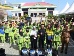 Terus Sebarkan Kebaikan, Bupati Kotabaru Bagikan Bantuan kepada Petugas Kebersihan