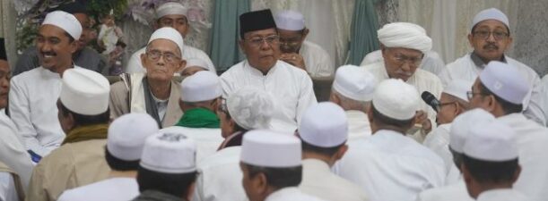 Paman Birin Berbaur Ulama dan Jemaah Haul Datu Kalampayan