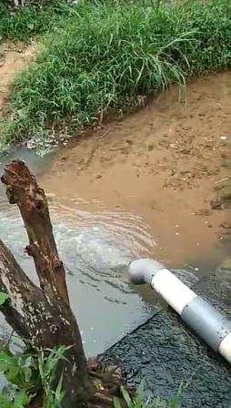 Saluran pembuangan limbah Q-Mall ke sungai. (Foto: Koranbanjar.net)