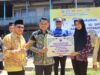 Bupati Kotabaru, H Sayed Jafar secara simbolis menyerahkan bantuan kepada Rukun Kematian Desa Sungai Pasir, Kecamatan PulauLaut Tengah, Kamis (13/4/2023). (Foto: Kominfo Kotabaru/Koranbanjar.net)