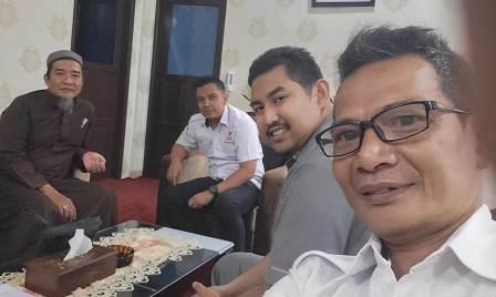 Warga bersama BLHI mengadukan pencemaran lingkungan akibat limbah Q-Mall Banjarbaru. (foto: koranbanjar.net)