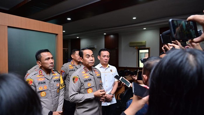 Kapolda Kalimantan Selatan, Irjen Pol Andi Rian Ryacudu Djajadi saat memberikan keterangan pers. (Foto: Humas Polda Kalsel)
