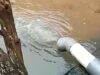 Pipa paralon pembungan limbah Q-Mall Banjarbaru yang disalurkan ke sungai sekitar permukiman warga. (foto: koranbanjar.net)