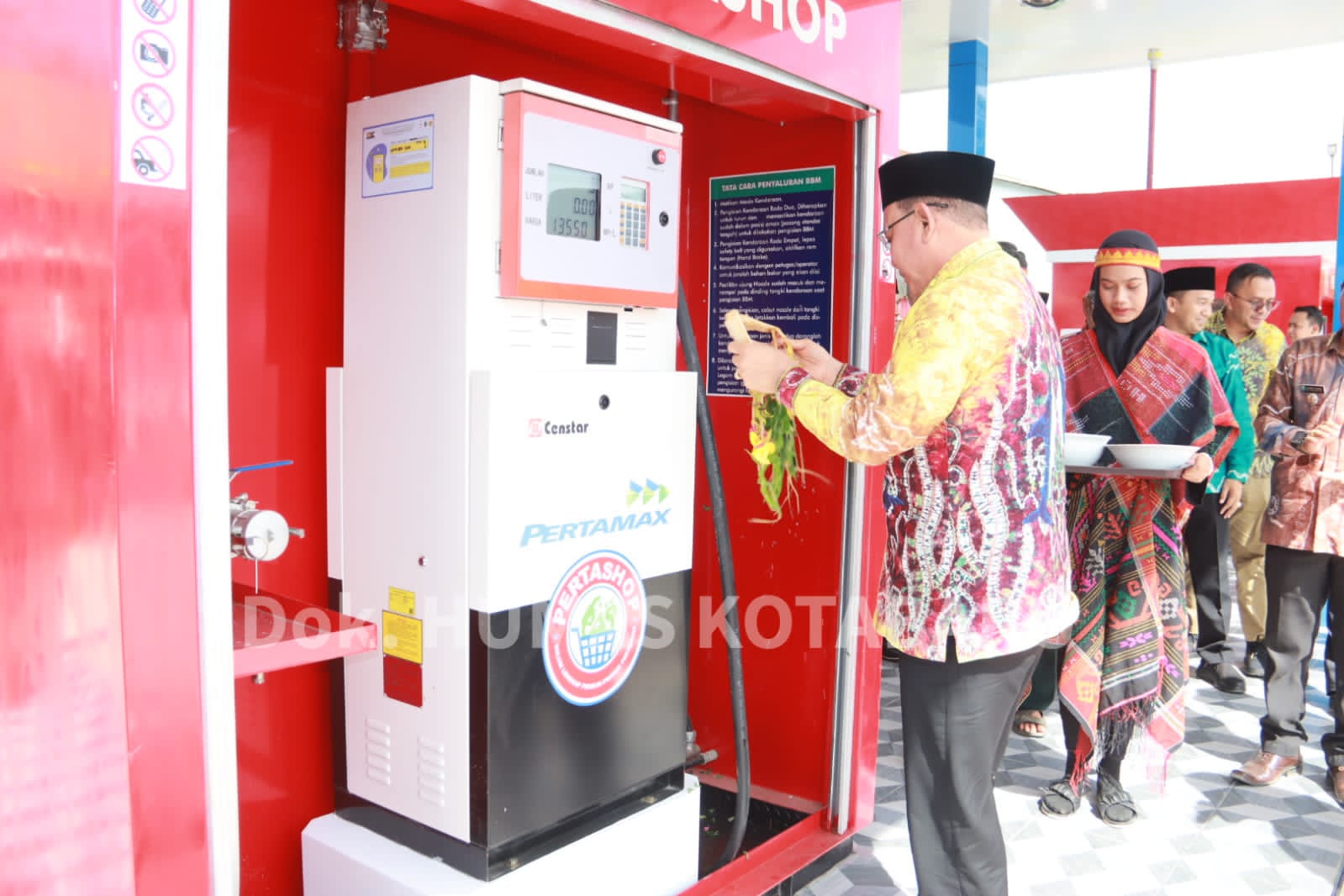 Bupati Kotabaru, H Sayed meresmikan Pertashop PT Berkah Sampanahan Utama, di Kecamatan Sampanahan, Kabupaten Kotabaru, Kamis (4/5/2023). (Foto: Kominfo Kotabaru/Koranbanjar.net)
