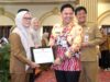 Sekda Provinsi Kalsel, Roy Rizali Anwar (dua kanan) menyerahkan penghargaan AMPK 2022 kepada Kepala Dishut Provinsi Kalsel, Fathimatuzzahra (kiri), di Banjarbaru, Selasa (9/5/2023).(Foto: MC Kalsel/Koranbanjar.net)