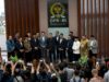 Para anggota perwakilan delapan Fraksi di DPR RI saat menggelar konferensi pers di Media Center DPR RI, Gedung Nusantara, Senayan, Jakarta, Selasa (30/5/2023). Foto: (Mentari/Humas DPR RI)