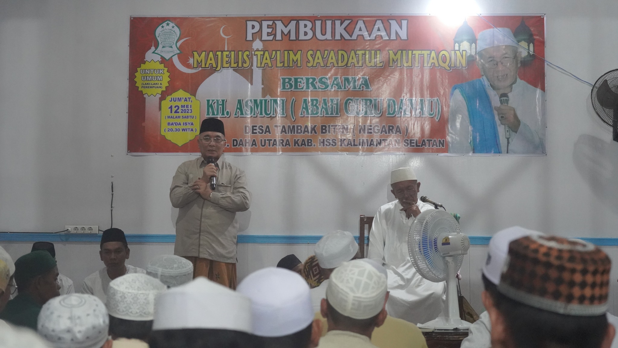 Bupati Hulu Sungai Selatan (HSS) Achmad Fikry saat mengikuti Pengajian KH Asmuni (Guru Danau) di Majelis Ta'lim Sa'adatul Muttaqin Desa Tambak Bitin Kecamatan Daha Utara, Jum'at (12/5/2023) malam. (Foto: Kominfo Hulu Sungai Selatan/Koranbanjar.net)