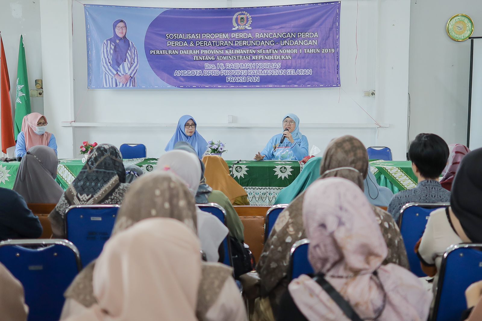 Ketua Komisi I DPRD Kalimantan Selatan, Rachman Norlias menggelar sosper tentang Administrasi Kependudukan, bertempat di Aula Sekretariat Pimpinan Wilayah Aisyiah Provinsi Kalimantan Selatan, Sabtu (15/4/2023). (Foto: Humas DPRD Kalsel/Koranbanjar.net)