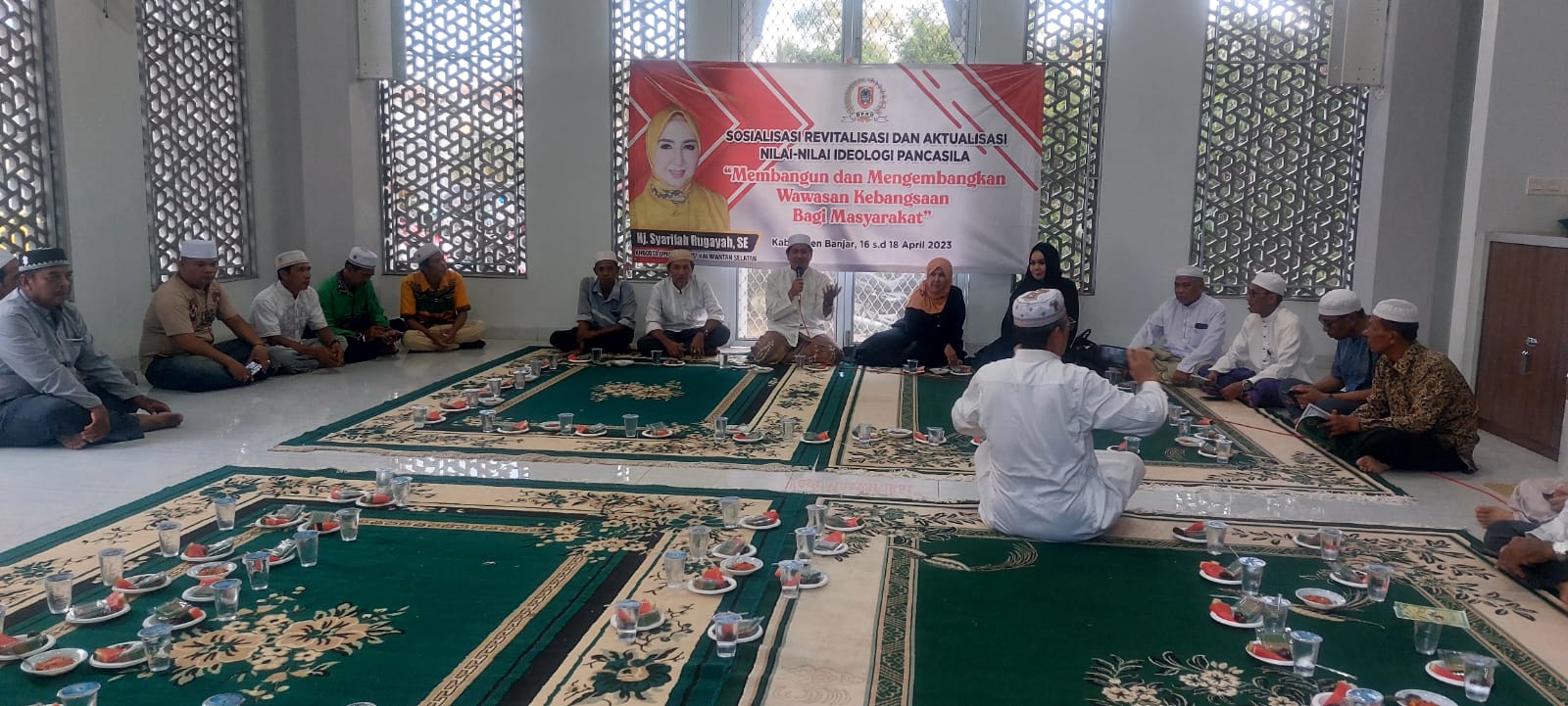Syarifah Rugayah menggelar sosialisasi Revitalisasi dan Aktualisasi Nilai-Nilai Pancasila di Kelurahan Jawa RT 4, Kecamatan Martapura, Kabupaten Banjar, Senin (17/4/2023). (Foto: Humas DPRD Kalsel/Koranbanjar.net)