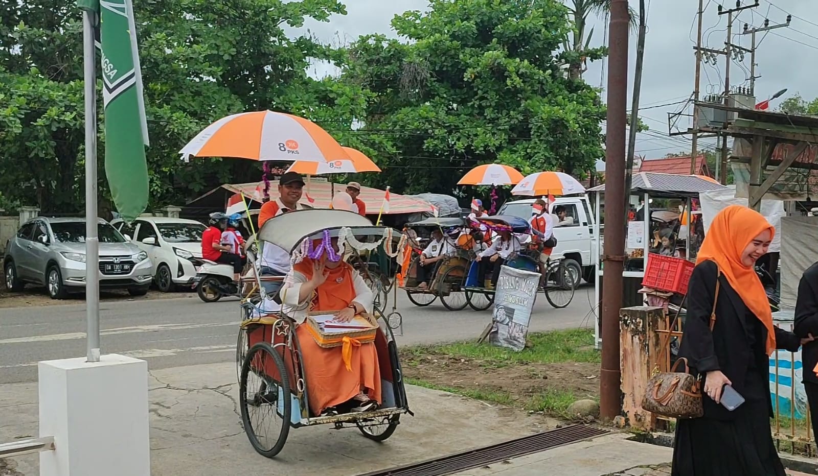 Rombongan DPD PKS Tabalong tiba di kantor KPU Tabalong menggunakan Becak untuk mendaftarkan bacalegnya. (Foto: Arif/Koranbanjar.net)