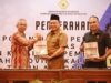 Bupati Kotabaru, H Sayed Jafar (tengah) menerima penghargaan Opini Wajar Tanpa Pengecualian (WTP) dari BPK RI Perwakilan Provinsi Kalimantan Selatan, Selasa (9/5/2023). (Foto: Kominfo Kotabaru/Koranbanjar.net)