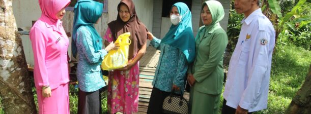 Ketua TP PKK Barito Kuala Ketuk Rumah Warga Antar Sembako