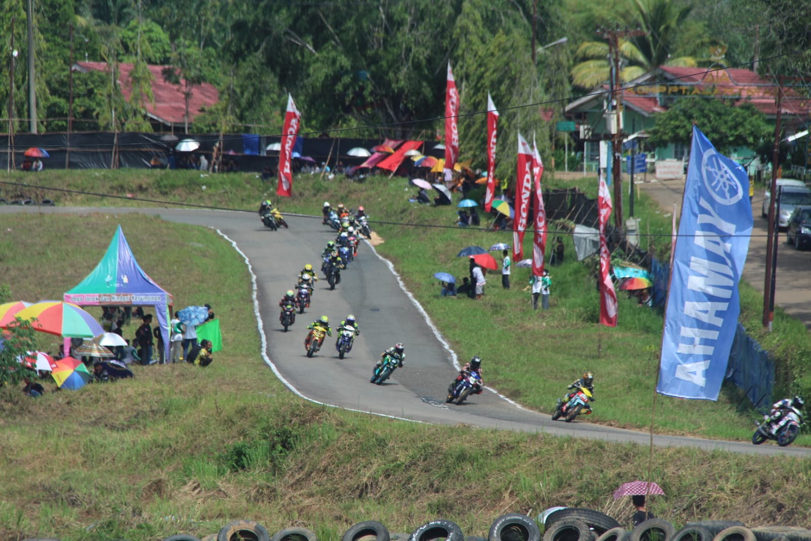 Ratusan pembalap dari berbagai Provinsi berlaga dalam Kejurnas Motoprix di Sirkuit Marido, Tabalong. (Foto: Arif/Koranbanjar.net)