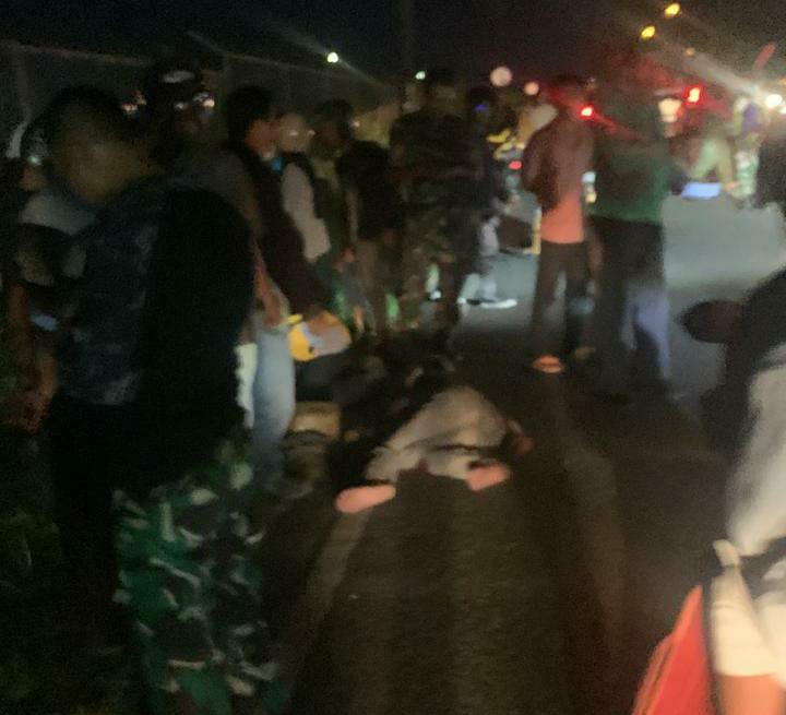 Sang suami tergeletak tak bernyawa pasca kejadian kecelakaan di Jl A Yani Km25, Minggu (21/5/2023). (Sumber Foto: Grup Landu Rescue)