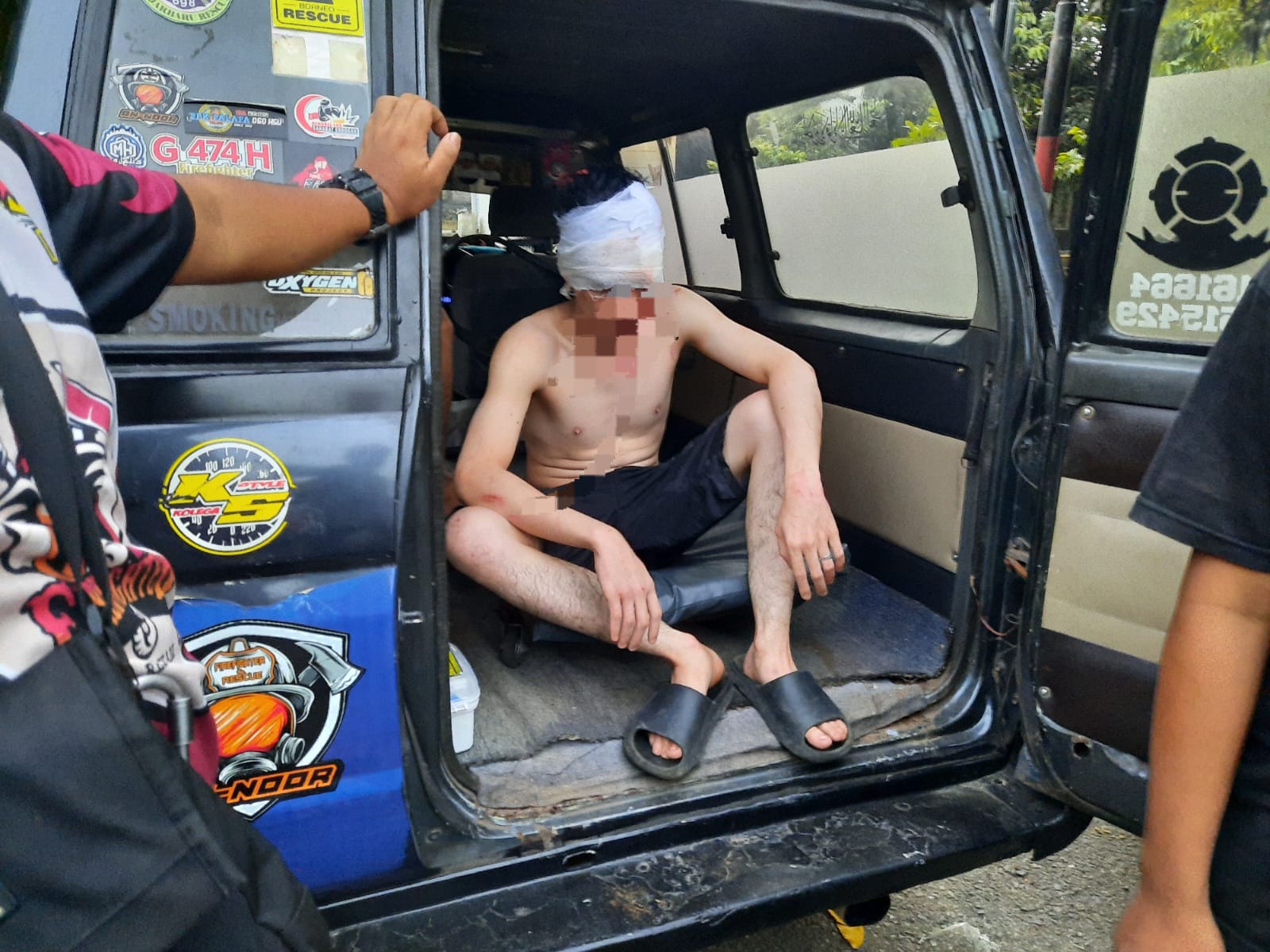 Salah satu pemuda yang terjatuh saat berkelahi, Jumat (26/5/2023). (Sumber Foto: Humas Polres Banjarbaru/Koranbanjar.net)