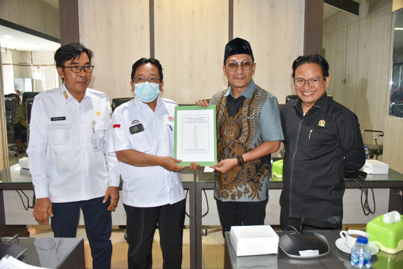 Ketua Komisi IV DPRD Kalsel, Lutfi Saifuddin (dua kanan) saat menerima audiensi dari Federasi Serikat Pekerja Seluruh Indonesia (FSPSI) Kalsel, Rabu (10/5/2023). (Foto: Humas DPRD Kalsel/Koranbanjar.net)