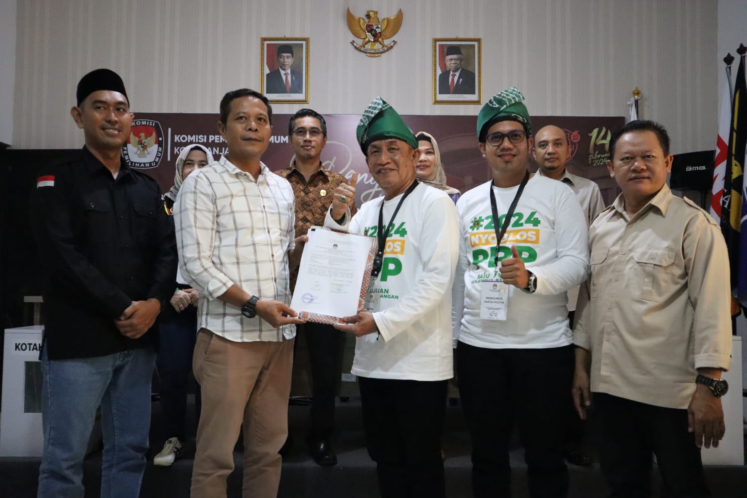 Ketua DPC PPP Kota Banjarbaru, Napsiani Samandi (tengah) menyerahkan berkas pendaftaran Bacaleg di KPU Kota Banjarbaru, Minggu (14/5/2023). (Foto: Dok. PPP Kota Banjarbaru/Koranbanjar.net)