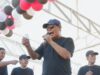 Gubernur Kalimantan Selatan, Sahbirin Noor (Paman Birin) membacakan nomor undian hadiah senam bersama pada puncak perayaan May Day 2023, di halaman Siring 0 Km Banjarmasin, Senin (1/5/2023). (Foto: MC Kalsel/Koranbanjar.net)