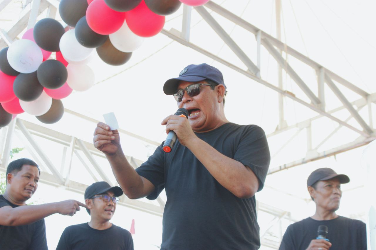 Gubernur Kalimantan Selatan, Sahbirin Noor (Paman Birin) membacakan nomor undian hadiah senam bersama pada puncak perayaan May Day 2023, di halaman Siring 0 Km Banjarmasin, Senin (1/5/2023). (Foto: MC Kalsel/Koranbanjar.net)