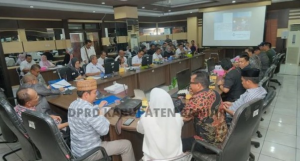 Rapat Dengar Pendapat (RDP) Komisi II dan Komisi III DPRD Kabupaten Banjar bersama PT Air Minum Intan Banjar dengan Dinas Pekerjaan Umum, Penataan Ruang dan Pertanahan (PUPRP) Kabupaten Banjar, Rabu (10/5/2023). (Foto: Humas DPRD Banjar/Koranbanjar.net)