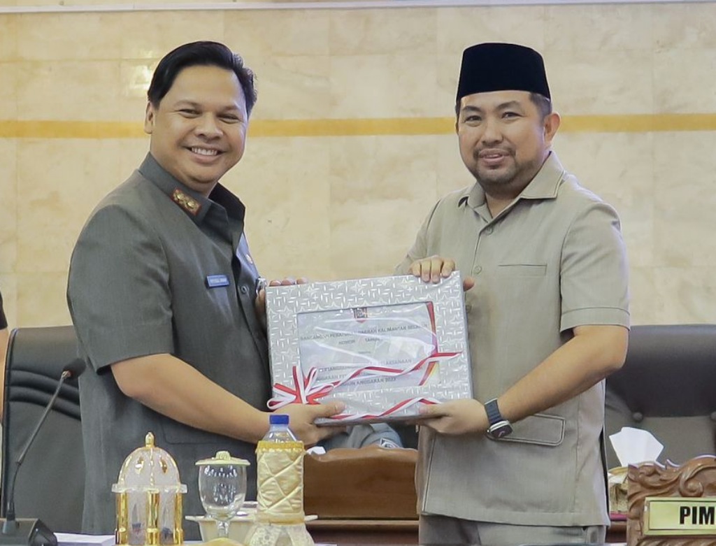 Sekretaris Daerah Provinsi Kalsel, Roy Rizali Anwar (kiri) menyerahkan dokumen Raperda tentang Pertanggungjawaban Pelaksanaan APBD 2022 kepada Wakil Ketua I DPRD Kalsel, M Syaripuddin (kanan), Rabu (16/5/2023). (Foto: MC Kalsel/Koranbanjar.net)