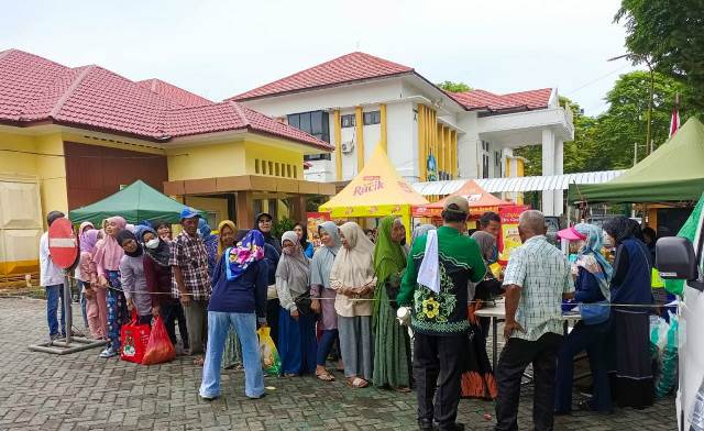 Dinas Perdagangan Kota Banjarbaru turut memeriahkan Hari Jadi Kota Banjarbaru ke 24 tahun dengan mengadakan pasar murah di halaman kantor dinas, Selasa (9/5/2023). (Sumber Foto: Ari/Koranbanjar.net)