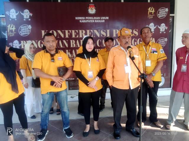 Ketua Partai Hanura Kabupaten Banjar Kasnadi di KPU Kabupaten Banjar, Minggu (14/5/2023). (Sumber Foto: Saukani/Koranbanjar.net)