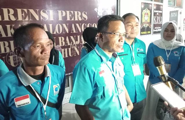 Partai Gelora Kabupaten Banjar konferensi pers di sekretariat Komisi Pemilihan Umum Kabupaten Banjar, Minggu (14/5/2023) malam. (Sumber foto: Pitriyadi/Koranbanjar.net)