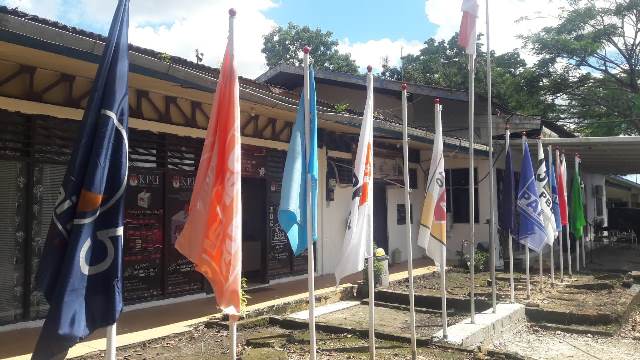 Deretan bendera Partai Politik di KPU Kabupaten Banjar. (Sumber Foto: Koranbanjar.net)
