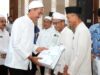 Bupati Banjar H Saidi Mansyur melepas 379 Jemaah Calon Haji (JCH) di Masjid Syi’arussholihin, Martapura, Senin (22/5/2023) pagi. (Sumber Foto: Kominfo Kabupaten Banjar/Koranbanjar.net)