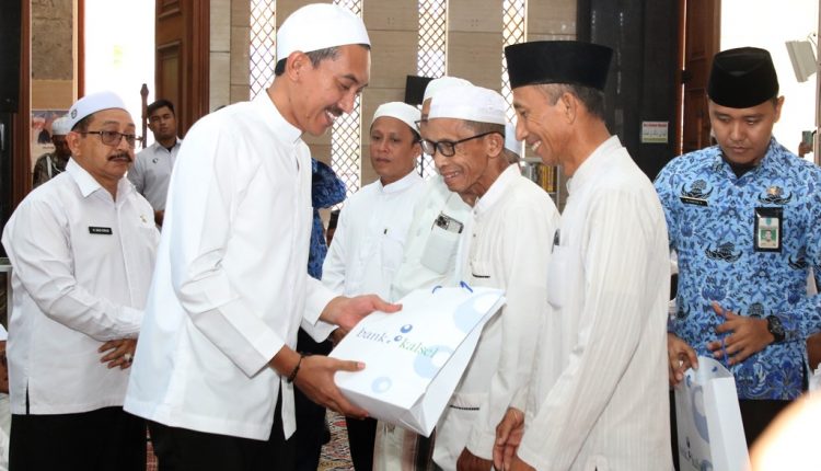 Bupati Banjar H Saidi Mansyur melepas 379 Jemaah Calon Haji (JCH) di Masjid Syi’arussholihin, Martapura, Senin (22/5/2023) pagi. (Sumber Foto: Kominfo Kabupaten Banjar/Koranbanjar.net)