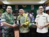 Bupati Kotabaru, H Sayed Jafar menyerahkan plakat kepada Danrem Brigjen TNI Rudi Puruwito, Jumat (26/5/2023). (Foto: Kominfo Kotabaru/Koranbanjar.net)