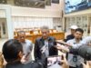 Wawancara awak media dengan Kepala Biro Pemberitaan Parlemen Setjen DPR RI Indra Fahlevi, Kamis (25/5/2023). (Foto: Leon/Koranbanjar.net)