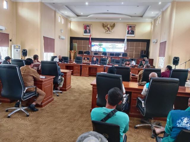 DPRD Balangan membantu mencari solusi permasalahan banjir yang selalu terjadi pada warga transmigran di Lajar, Papuyuan, dan Desa Matang Hanau, Kecamatan Lampihong Kabupaten Balangan. (Sumber Foto: Vit/Koranbanjar.net)
