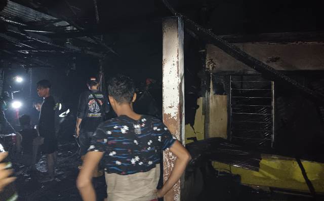 Musibah kebakaran terjadi pada Selasa (29/5/2023) malam sekitar pukul 20.10 Wita di Jalan A Yani Km29 Banjarbaru. (Sumber Foto: BPK Landu/Koranbanjar.net)