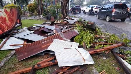 Atap rumah yang terbang diterpa puting beliung hingga menewaskan korban. (Foto: Dok. Koranbanjar.net)